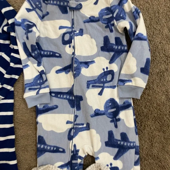 Boys Carters Fleece Footsie Pjs Size 5t football/planes - Picture 9 of 13
